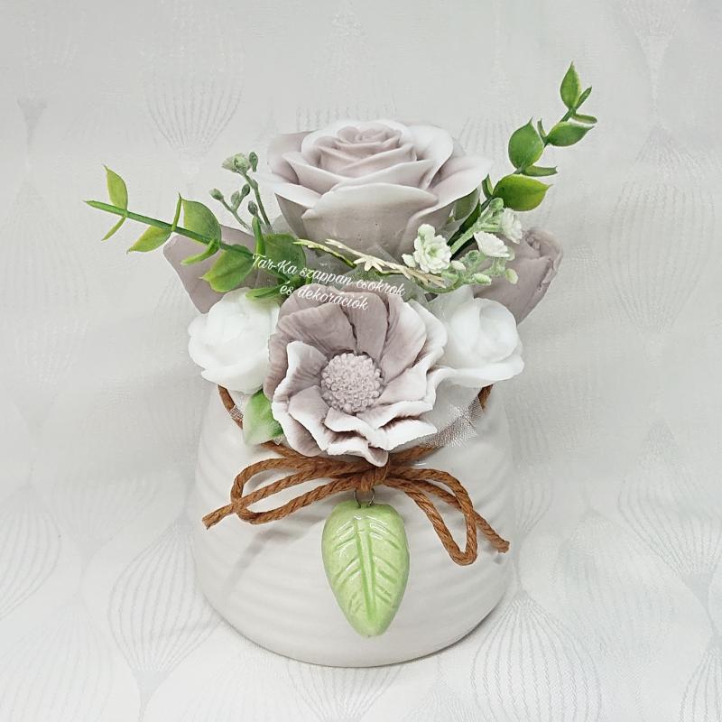 Szappanvirág csokor zöld leveles kaspóban