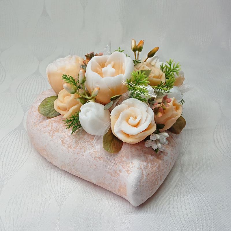 Szappanvirág csokrok barack szív kerámia kaspóban
