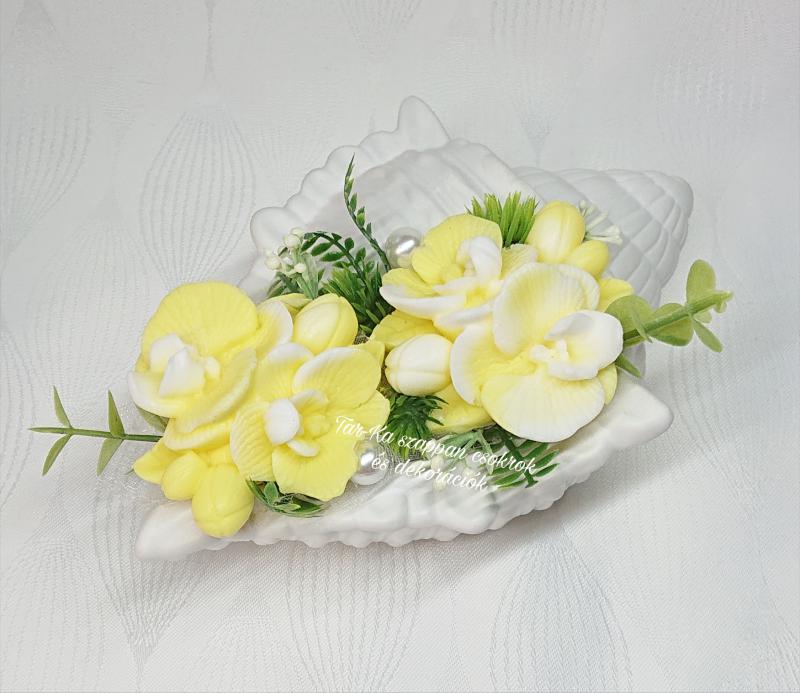 Szappanvirágok csigaházban (orchidea)
