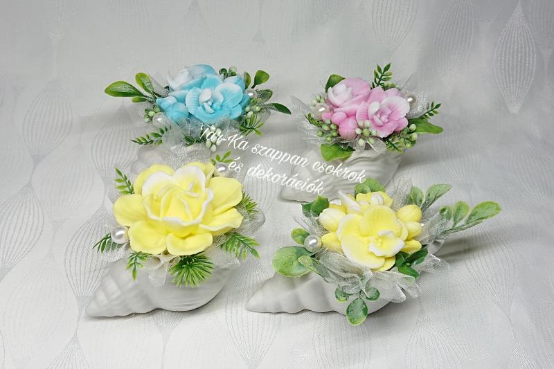 Szappanvirágok csigaházban (orchidea, kamélia)