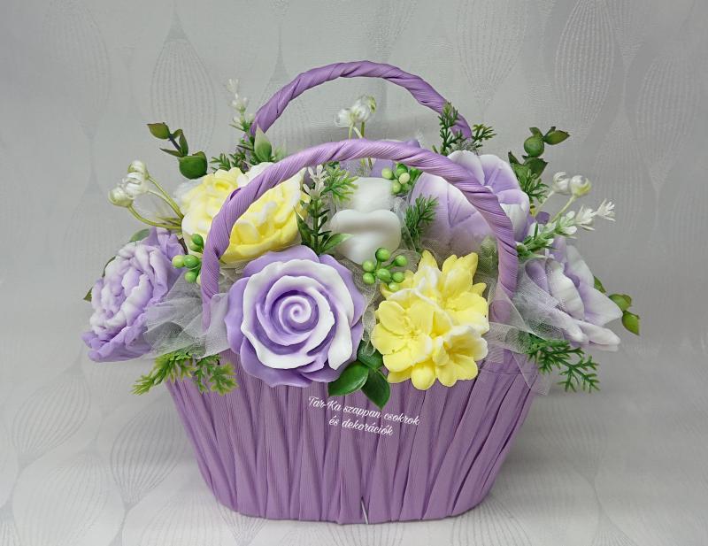 Szappanvirágok lila táskában