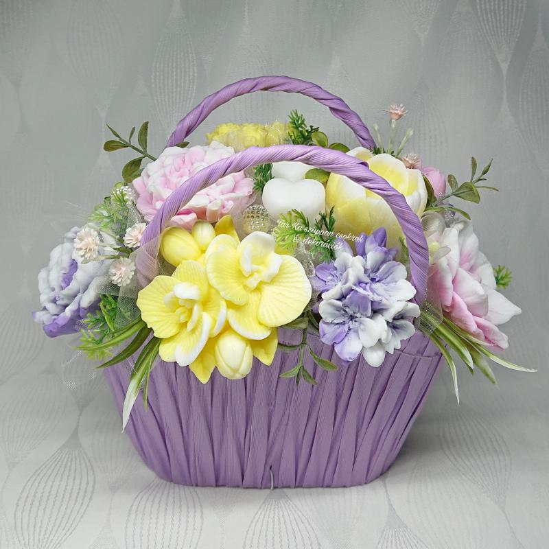 Szappanvirágok lila táskában