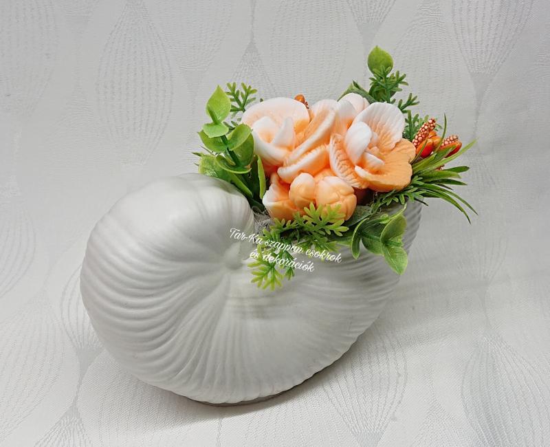 Szappanvirágok (orchidea) csigaházban