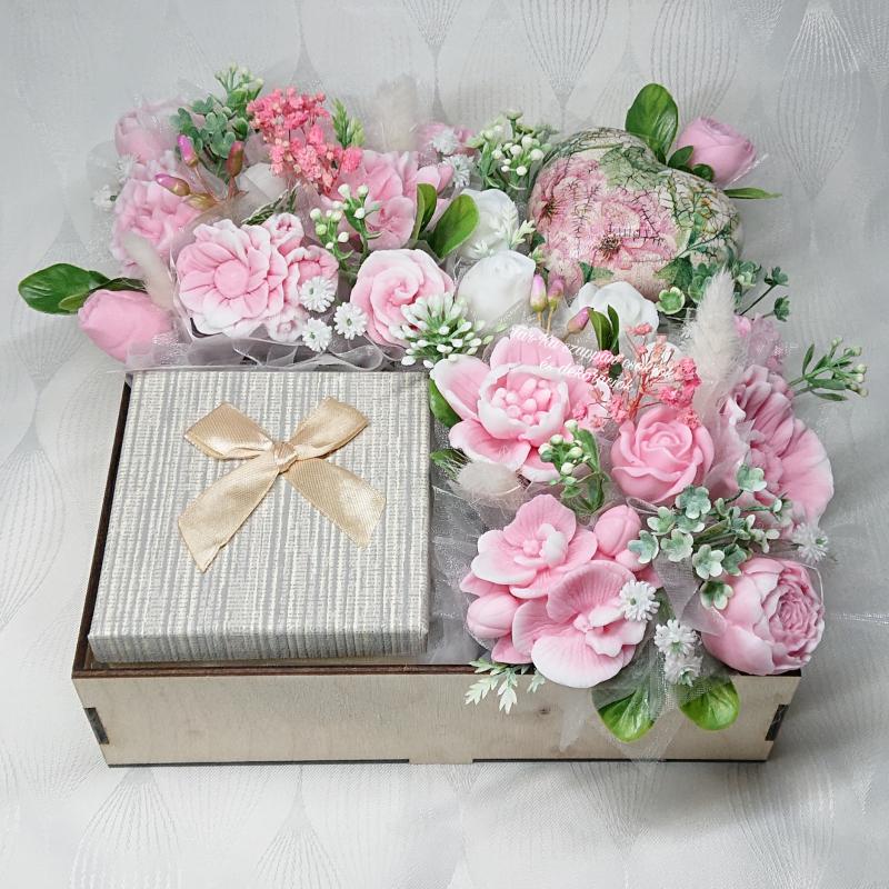 Szeretet csomag szappanvirágokkal és ásvány karkötővel