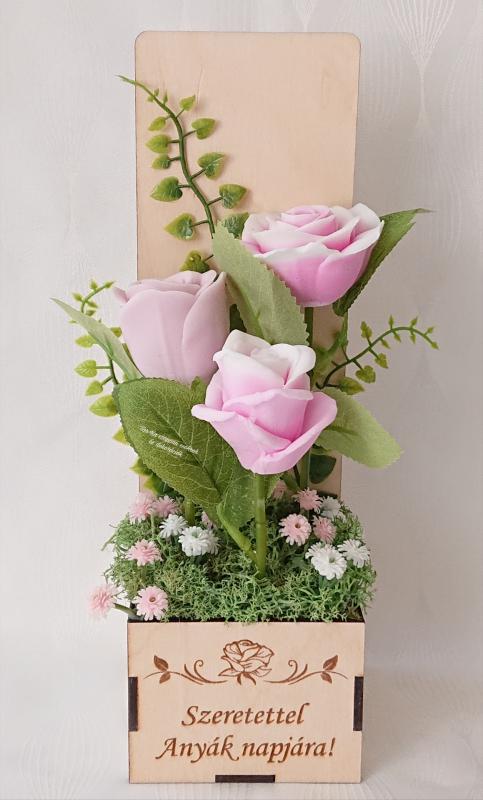 Szeretettel Anyák napjára! illatos szappanrózsák fa dobozban