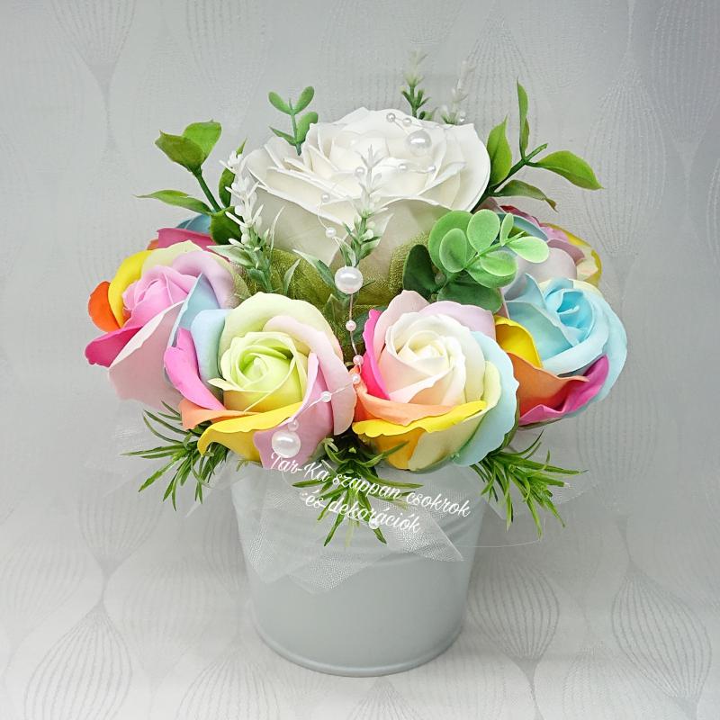 Színes szappanrózsa csokor fém vödörben