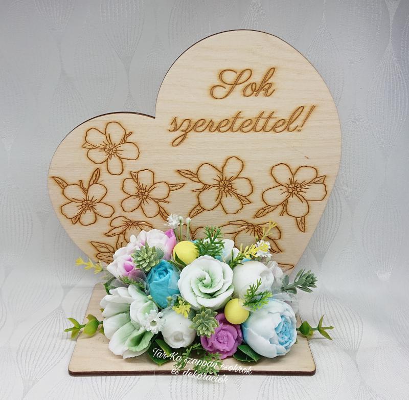 Színes szappanvirág csokor gravírozott szív fatáblán