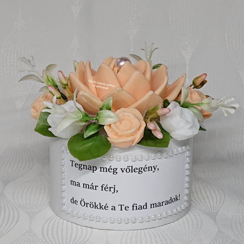 Szülőköszöntő lótusz szappanvirág csokor