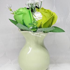 3 szál szappanrózsa vázában