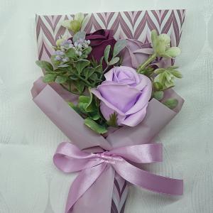 3 szálas szappanrózsa csokor díszdobozban