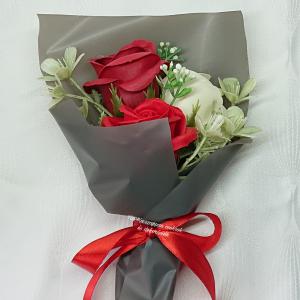 3 szálas szappanrózsa csokor díszdobozban