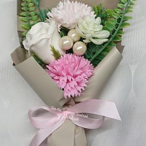 3 szálas szappanvirág csokor díszdobozban