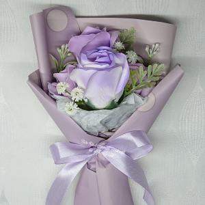 4 szálas szappanrózsa csokor fehér díszdobozban