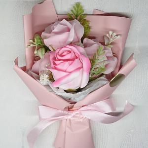 4 szálas szappanrózsa csokor fehér díszdobozban