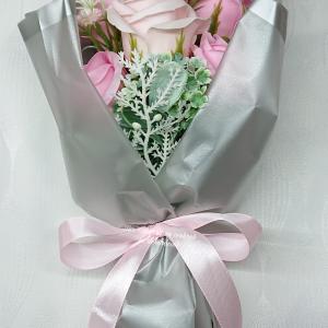 6 szálas szappanrózsa csokor díszdobozban