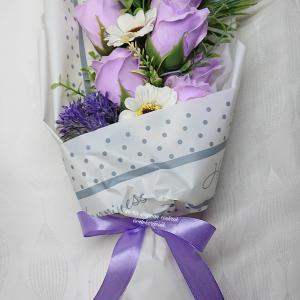 7 szálas szappanrózsa csokor margarétával díszdobozban