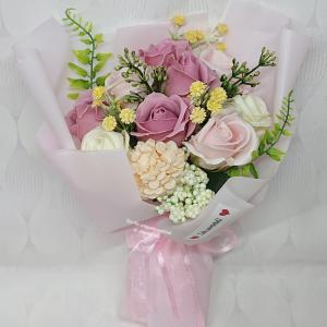 9 szálas szappanrózsa csokor átlátszó tasakban