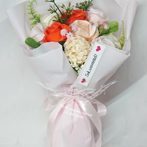 9 szálas szappanrózsa csokor átlátszó tasakban