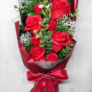 9 szálas vörös szappanrózsa csokor díszdobozban
