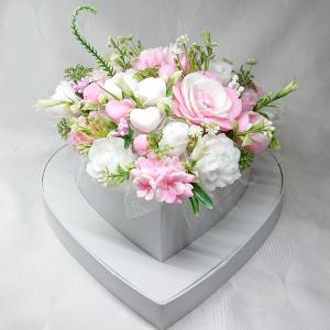 Akácvirág illatú óriás Nőnapi szappanvirág csokor szív formájú boxban
