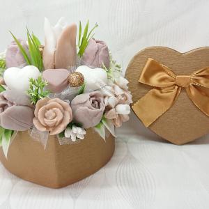 Barna - csokibarna - fehér szappanvirág csokrok szív formájú boxban