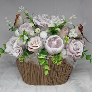 Barna-fehér szappanvirág csokor kismadarakkal