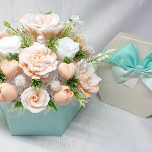 Fehér - barack színű illatos szappanvirág box