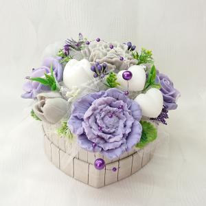 Fehér - lila - szürke szappanvirág dekoráció szív formájú boxban