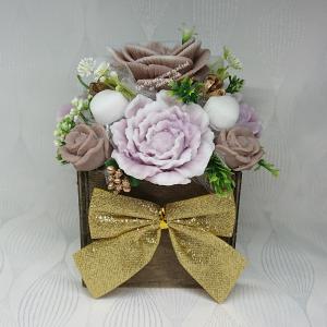 Illatos barna - fehér szappanvirág dekoráció fa dobozban