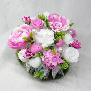 Illatos szappanvirágok zöld füves "kövecskében"