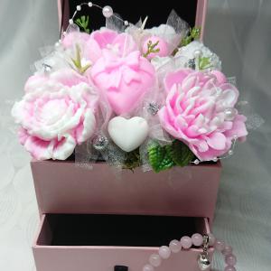 Illatos Valentin napi szappan virágbox különleges ásvány karkötővel