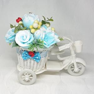 Kék-fehér illatos szappanvirágok tricikliben