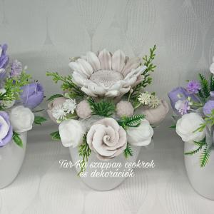 Kis szappanvirág csokrok fehér kaspóban