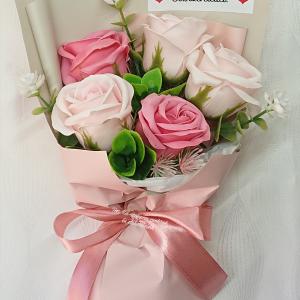 Közepes 5 szálas szappanrózsa csokor díszdobozban