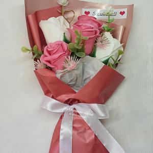 Közepes 5 szálas szappanrózsa csokor díszdobozban