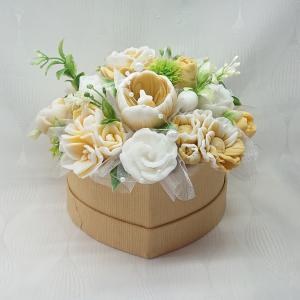 Közepes sárga - fehér nagy illatos szappan csokor szív formájú boxban