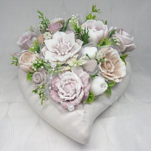 Különleges, nagy, fehér - barna szappanvirág csokor kerámia szívben