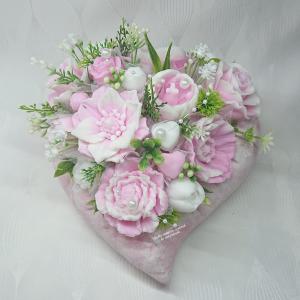 Különleges, nagy, fehér - rózsaszín szappanvirág csokor kerámia szívben