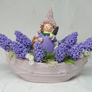 Levendula szappanvirág csokor csónak alakú kaspóban levendula babával