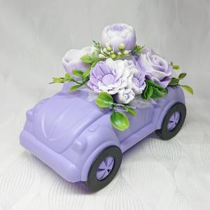 Lila - fehér szappanvirág csokor autóban