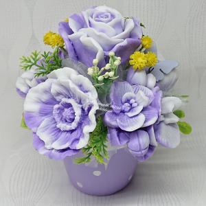 Lila-fehér szappanvirág csokor pöttyös kaspóban