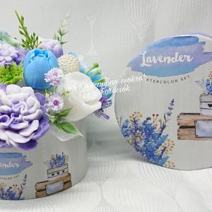 Lila - kék - fehér szappan csokor kerek boxban