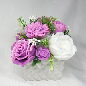Lila - rózsaszín - fehér szappanvirág dekoráció rombusz mintás kaspóban