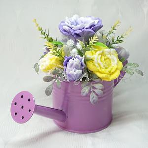 Lila - sárga - fehér szappanvirág csokor fém locsolókannában