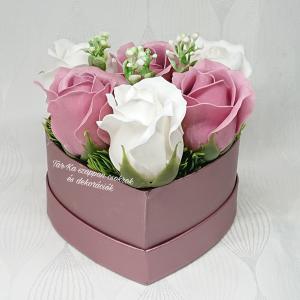 Mályva-fehér szappanrózsák szív alakú mályva boxban