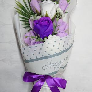 Nagy 11 szálas szappanrózsa csokor díszdobozban