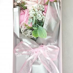 Nagy 6 szálas szappanrózsa csokor díszdobozban