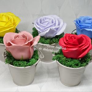 Nagy szappanrózsa kis fém vödörben