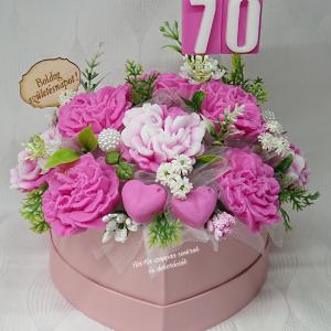 Nagy születésnapi szappanszegfű csokor szív formájú boxban