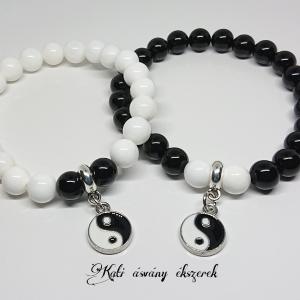 Ónix és fehér kagylóhéj páros ásvány karkötő yin-yang medállal